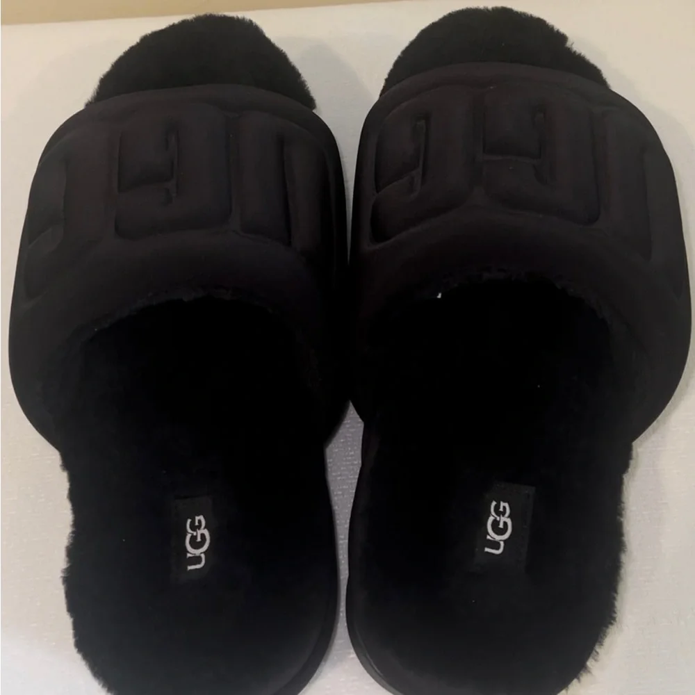 UGG Women's Graphic Maxi Slide
Black size 10 - Picture 3 of 5